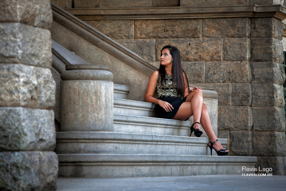A  debutante posa na escadaria do castelo para seu ensaio de 15 anos pela fotógrafa de debutantes Flavia Lago no Rio de Janeiro - RJ
