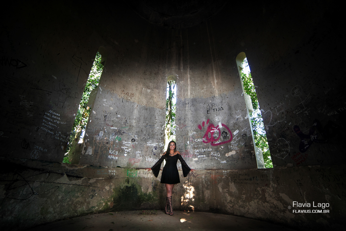 A debutante posando para seu ensaio externo no castelo no Rio de Janeiro – RJ