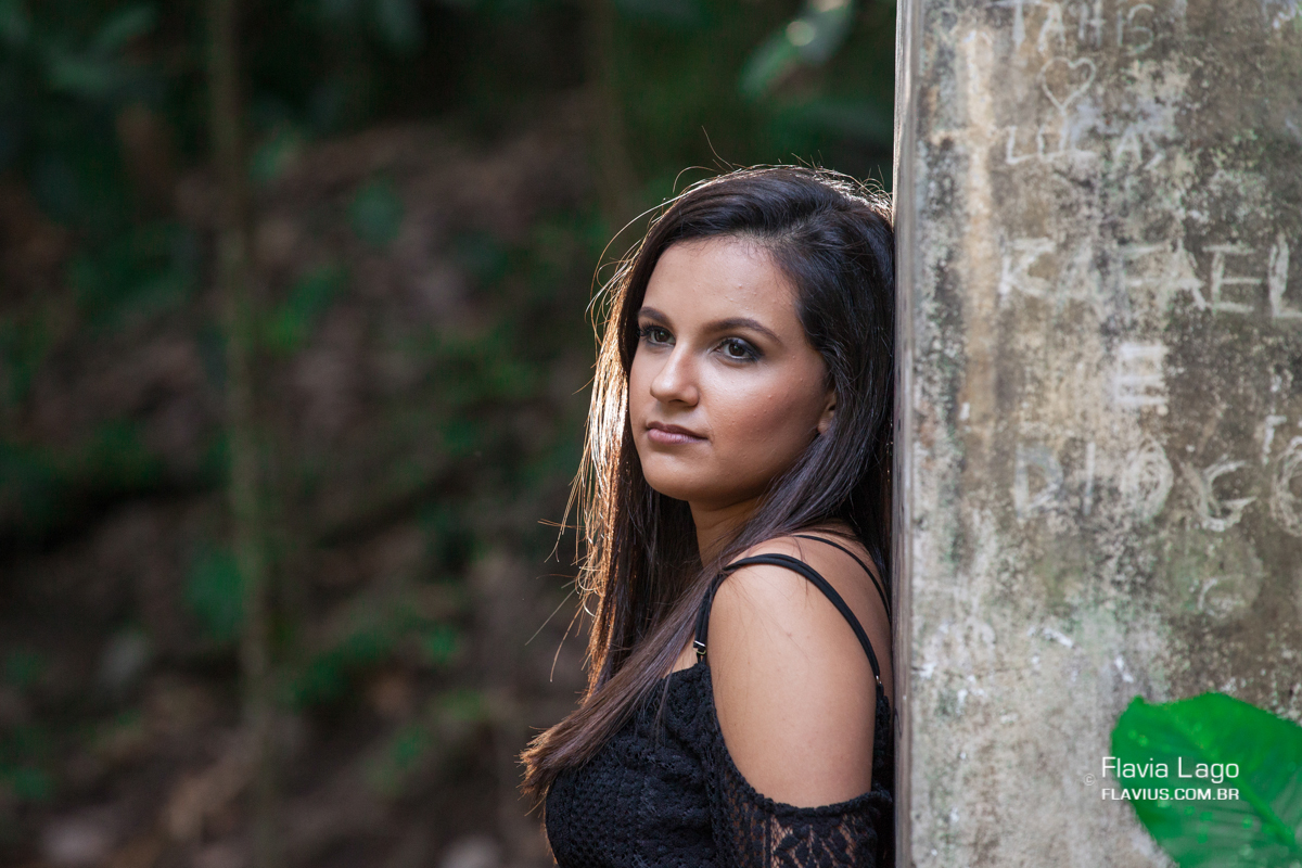 A  debutante  na contra-luz posa para seu ensaio de 15 anos pela fotógrafa de debutantes Flavia Lago no Rio de Janeiro - RJ

