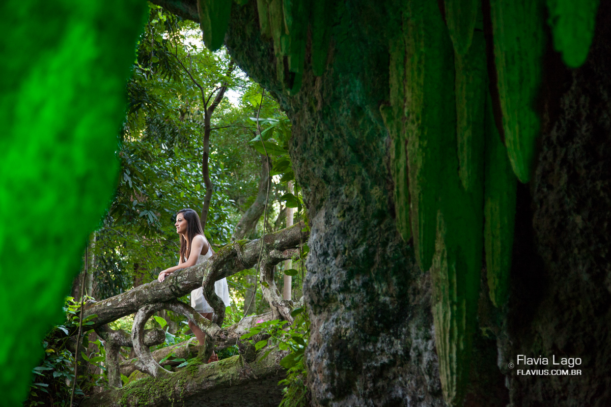 A debutante posando para seu ensaio externo em caverna no Rio de Janeiro – RJ
