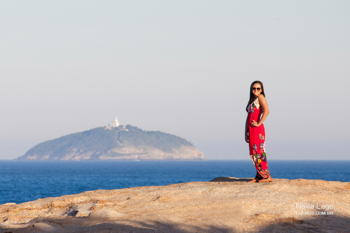 A debutante sobre o penhasco posa para seu ensaio de 15 anos na praia pela fotógrafa de debutantes Flavia Lago no Rio de Janeiro - RJ
