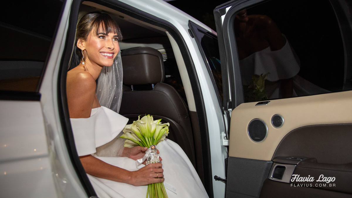 Fotografia de Casamento no Rio de Janeiro RJ Flavia Lago Flavius Lamartine cerimônia ar livre entrada noiva