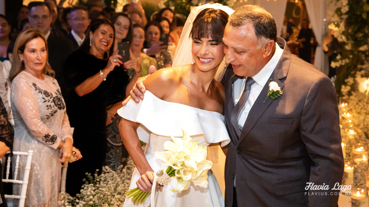 Fotografia de Casamento no Rio de Janeiro RJ Flavia Lago Flavius Lamartine cerimônia ar livre entrada noiva