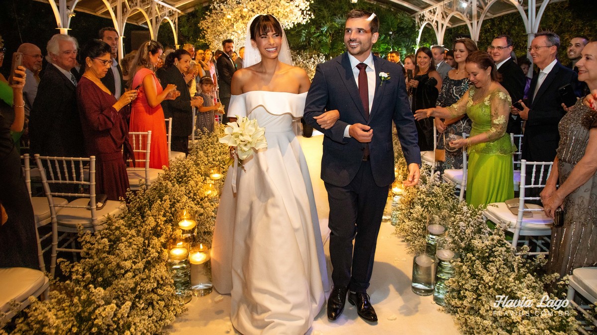 Fotografia de Casamento no Rio de Janeiro RJ Flavia Lago Flavius Lamartine cerimônia ar livre saída noivos