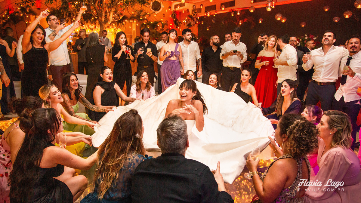 Fotografia de Casamento no Rio de Janeiro RJ Flavia Lago Flavius Lamartine festa pista de dança música alegria vestido
