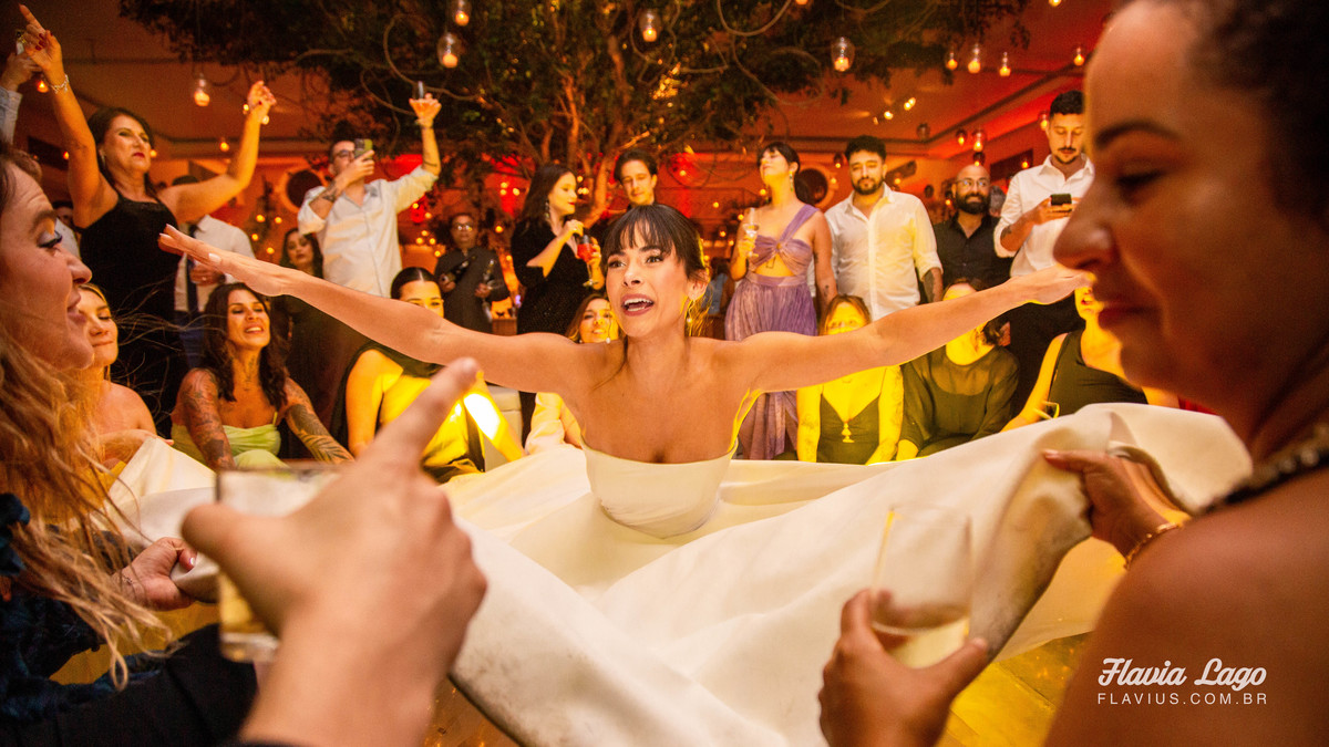 Fotografia de Casamento no Rio de Janeiro RJ Flavia Lago Flavius Lamartine festa pista de dança música alegria vestido
