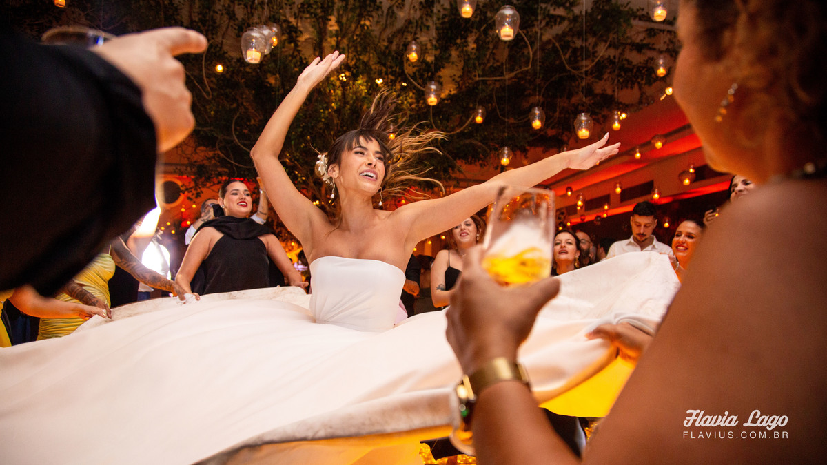 Fotografia de Casamento no Rio de Janeiro RJ Flavia Lago Flavius Lamartine festa pista de dança música alegria vestido
