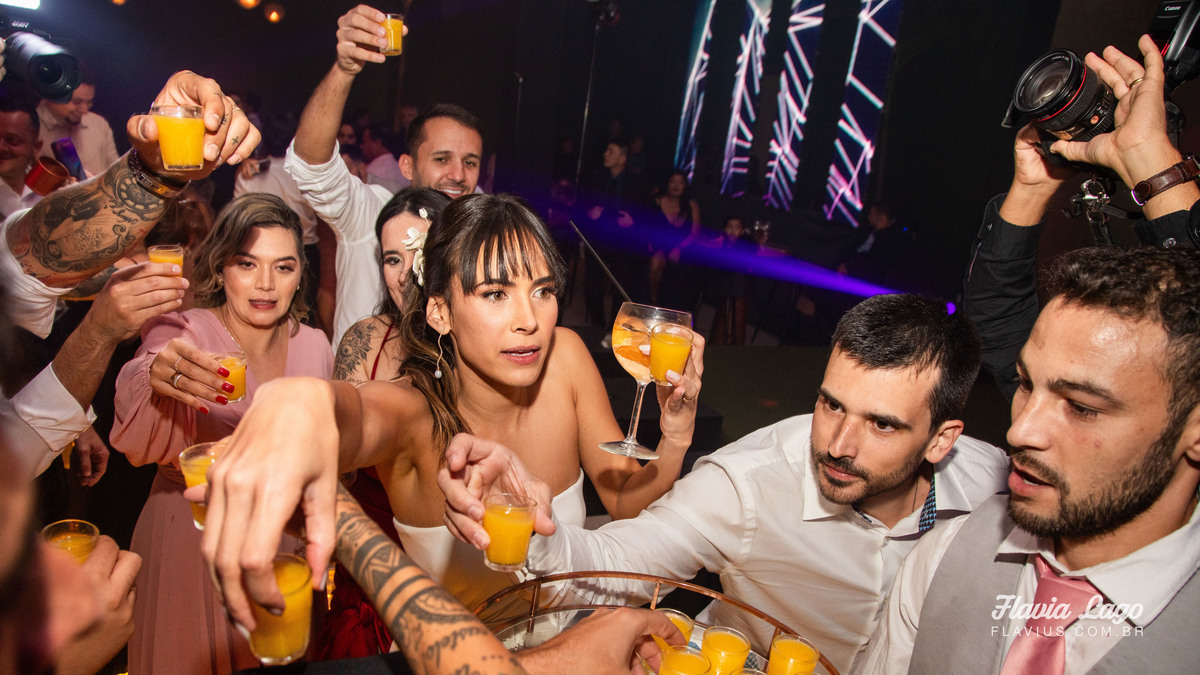 Fotografia de Casamento no Rio de Janeiro RJ Flavia Lago Flavius Lamartine festa pista de dança música alegria taças
