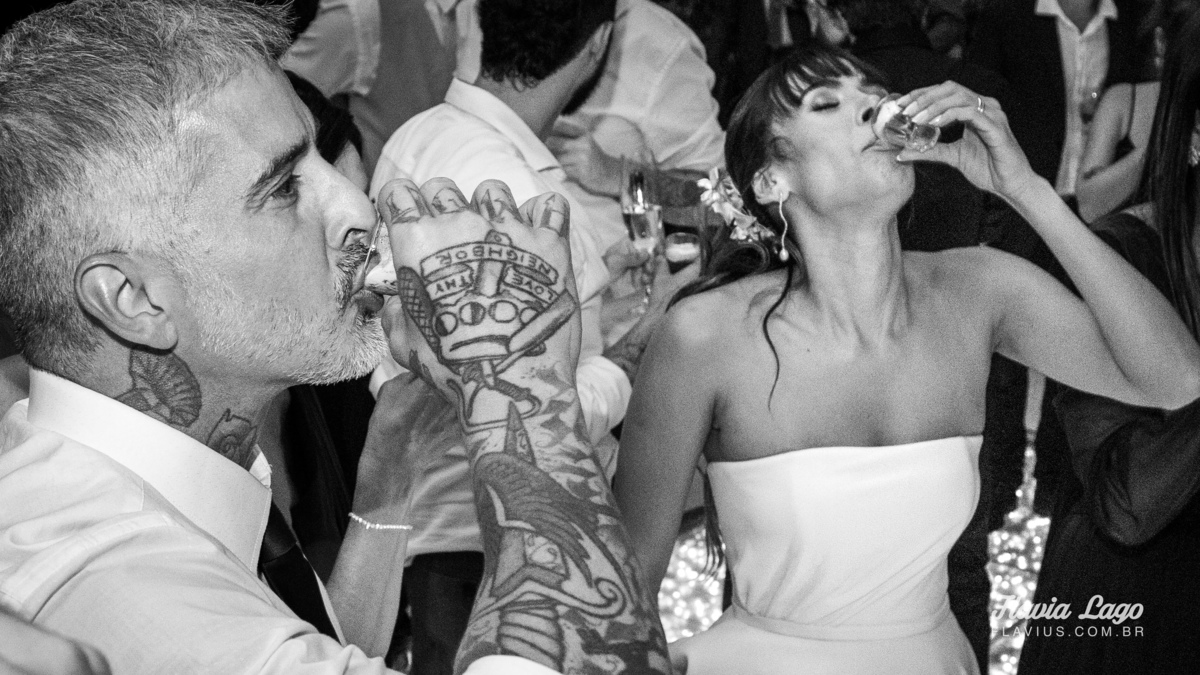 Fotografia de Casamento no Rio de Janeiro RJ Flavia Lago Flavius Lamartine festa pista de dança música alegria taças
