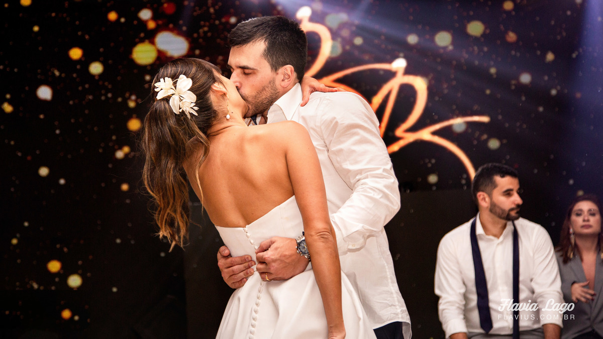 Fotografia de Casamento no Rio de Janeiro RJ Flavia Lago Flavius Lamartine festa pista de dança música alegria noivos beijo
