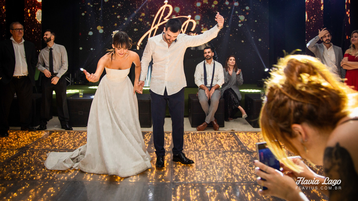 Fotografia de Casamento no Rio de Janeiro RJ Flavia Lago Flavius Lamartine festa pista de dança música alegria noivos
