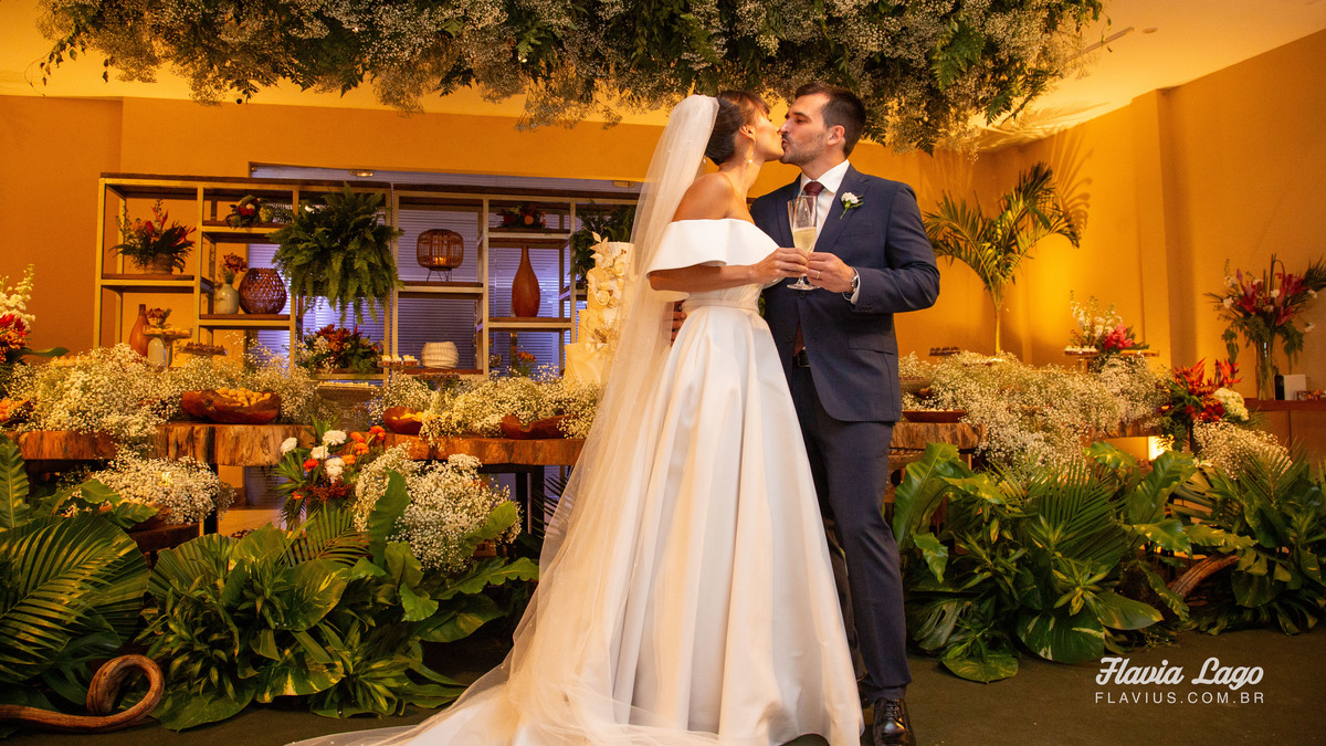 Fotografia de Casamento no Rio de Janeiro RJ Flavia Lago Flavius Lamartine festa pista de dança música alegria noivos beijo
