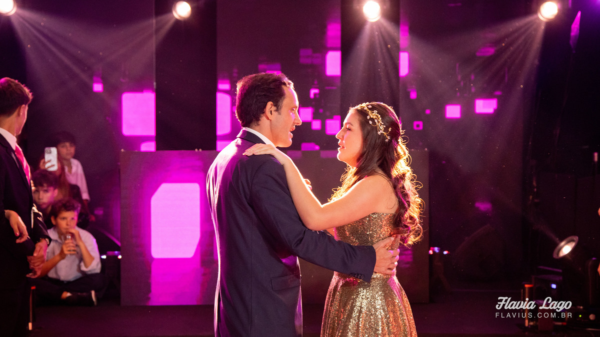 Fotografia de 15 anos no Rio de Janeiro RJ Flavia Lago Flavius XV Festa Spazio Itanhangá valsa pista de dança família pais dançando