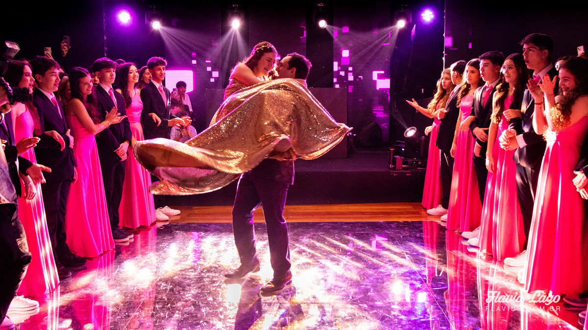 Fotografia de 15 anos no Rio de Janeiro RJ Flavia Lago Flavius XV Festa Spazio Itanhangá valsa pista de dança família pais dançando