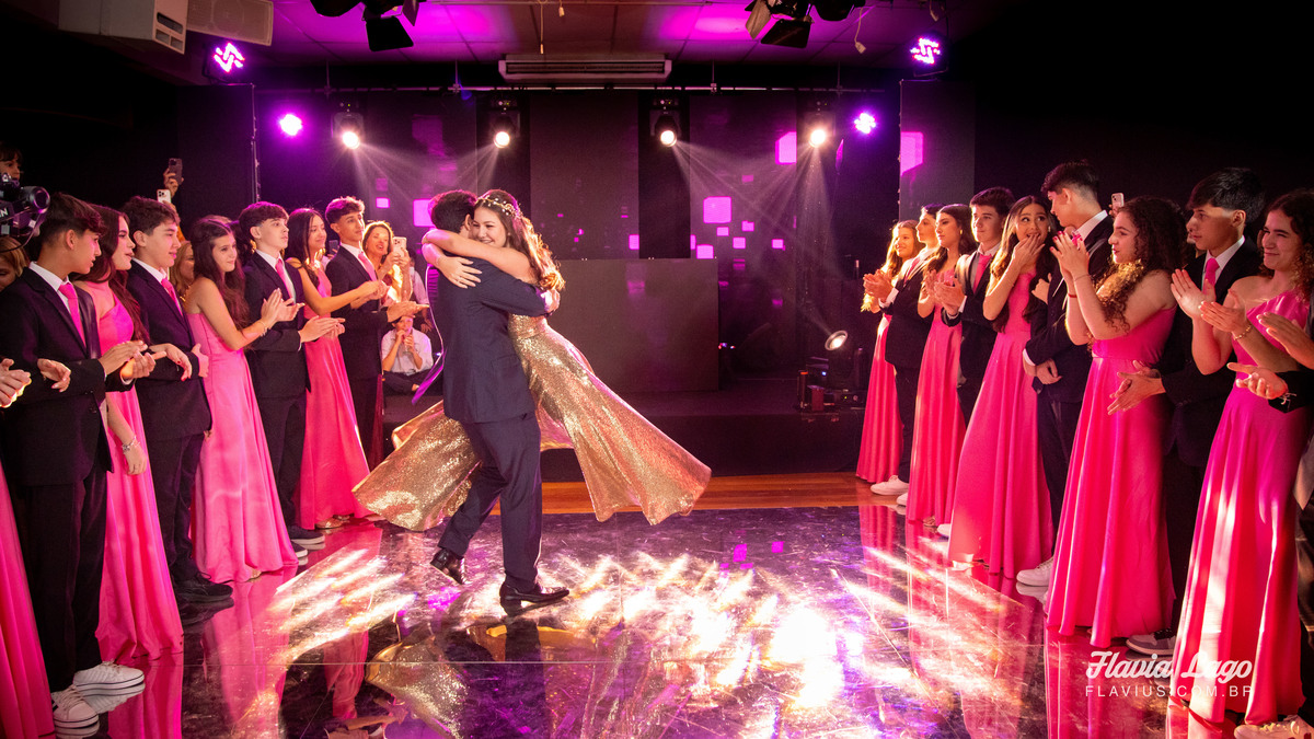 Fotografia de 15 anos no Rio de Janeiro RJ Flavia Lago Flavius XV Festa Spazio Itanhangá valsa pista de dança família pais dançando