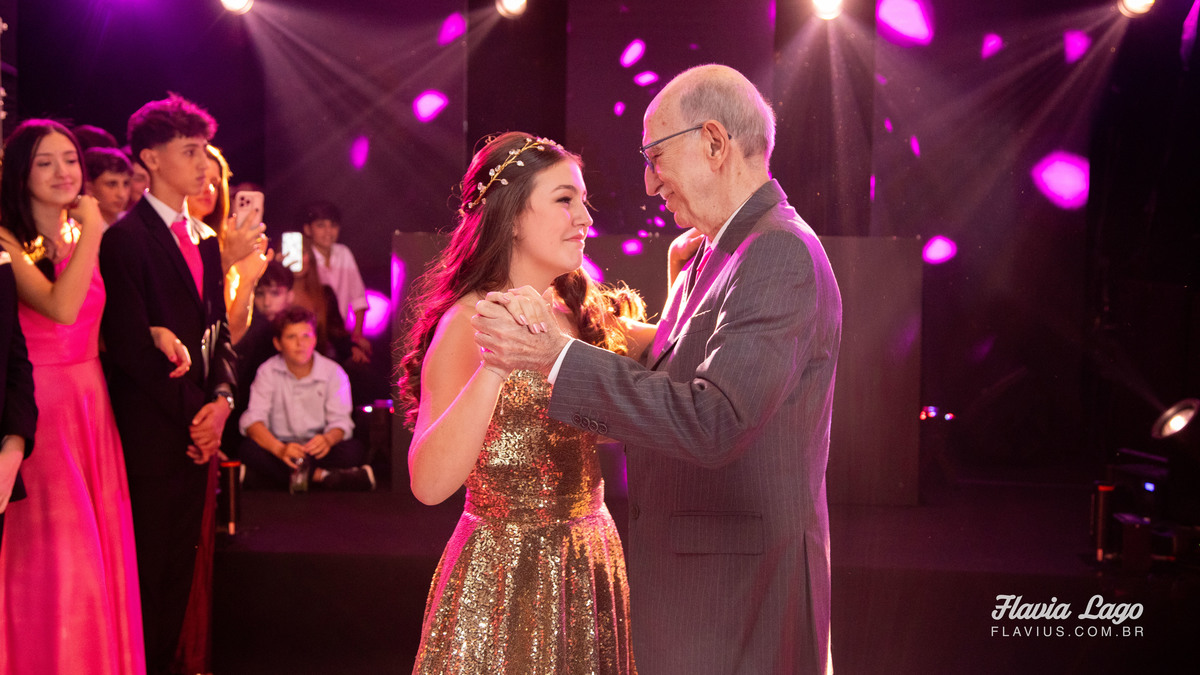 Fotografia de 15 anos no Rio de Janeiro RJ Flavia Lago Flavius XV Festa Spazio Itanhangá valsa pista de dança família pais dançando