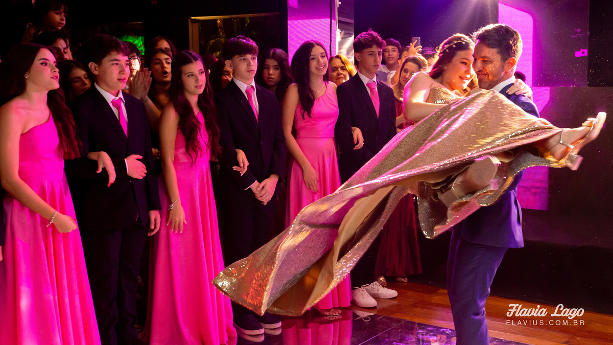 Fotografia de 15 anos no Rio de Janeiro RJ Flavia Lago Flavius XV Festa Spazio Itanhangá valsa pista de dança família pais dançando
