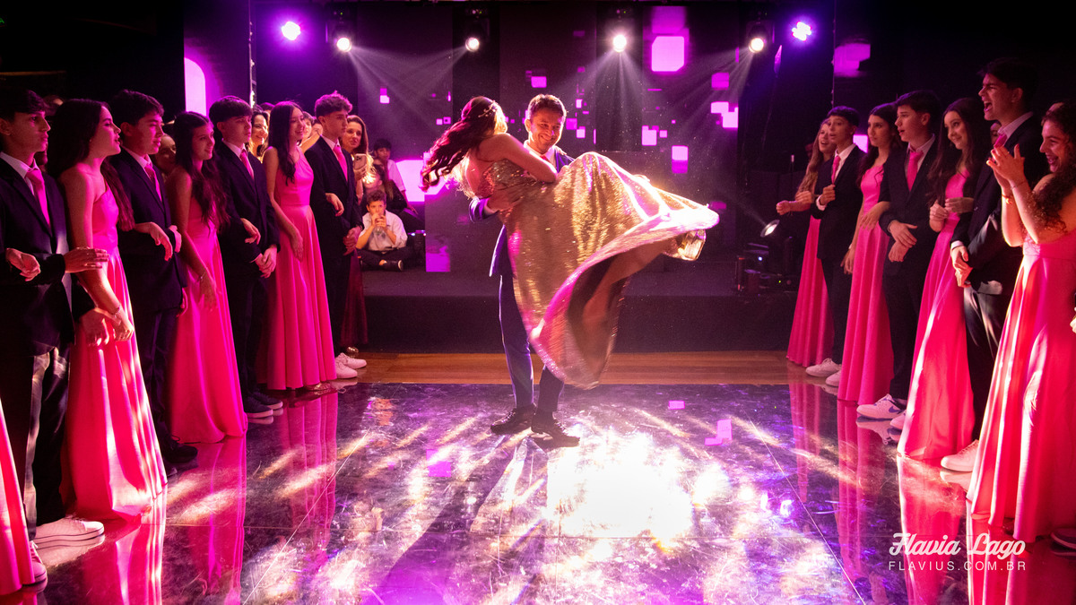 Fotografia de 15 anos no Rio de Janeiro RJ Flavia Lago Flavius XV Festa Spazio Itanhangá valsa pista de dança família pais dançando