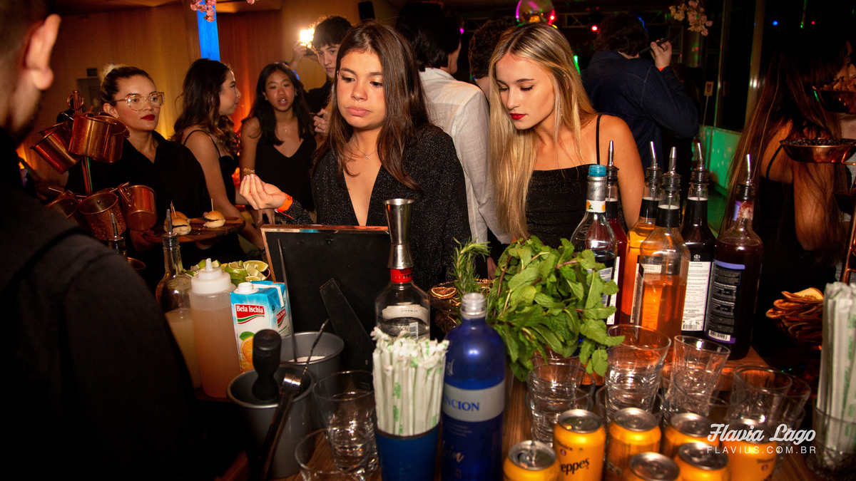 Fotografia de 18 anos no Rio de Janeiro RJ Flavia Lago Flavius XVIII Festa Spazio Itanhangá debutante amigas amigos e convidados bar bebidas shot open bar