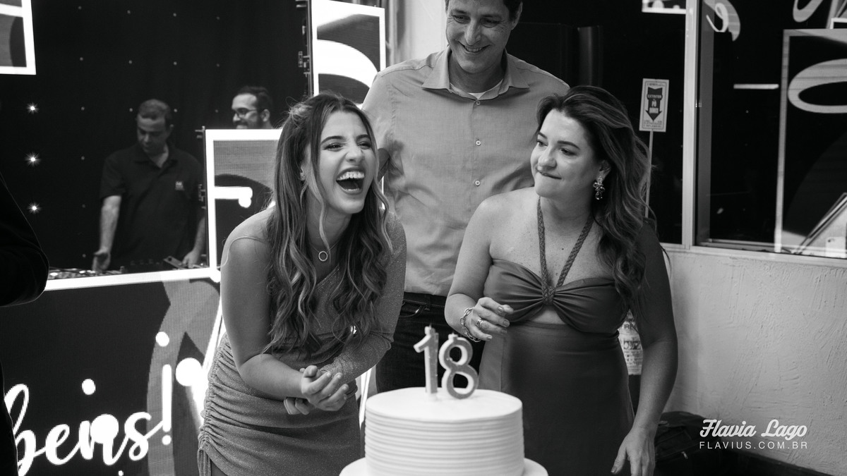 Fotografia de 18 anos no Rio de Janeiro RJ Flavia Lago Flavius XVIII Festa Spazio Itanhangá debutante amigas amigos e convidados parabéns bolo