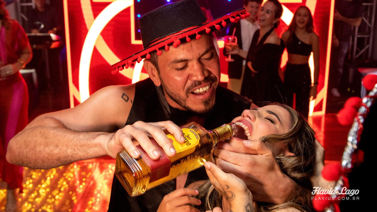 Fotografia de 18 anos no Rio de Janeiro RJ Flavia Lago Flavius XVIII Festa Spazio Itanhangá debutante amigas amigos e convidados bar bebidas shot open bar tequileiros