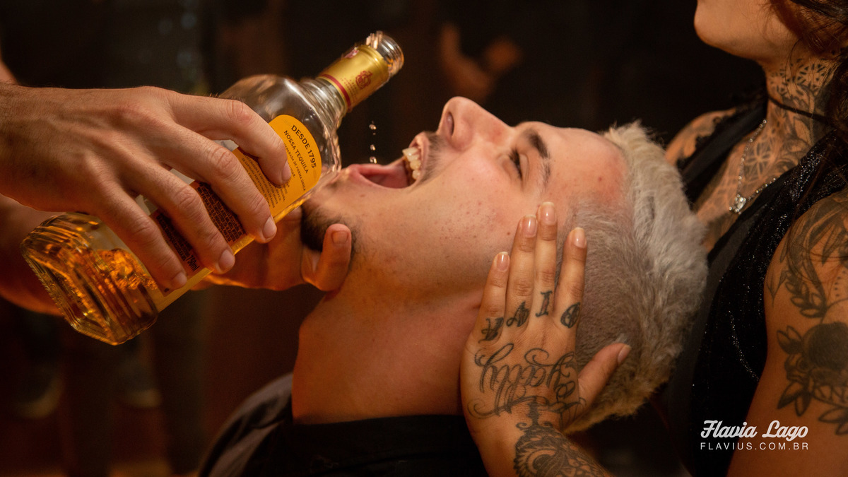 Fotografia de 18 anos no Rio de Janeiro RJ Flavia Lago Flavius XVIII Festa Spazio Itanhangá debutante amigas amigos e convidados bar bebidas shot open bar tequileiros 