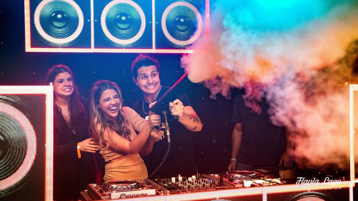 Fotografia de 18 anos no Rio de Janeiro RJ Flavia Lago Flavius XVIII Festa Spazio Itanhangá debutante amigas amigos e convidados palco fumaça