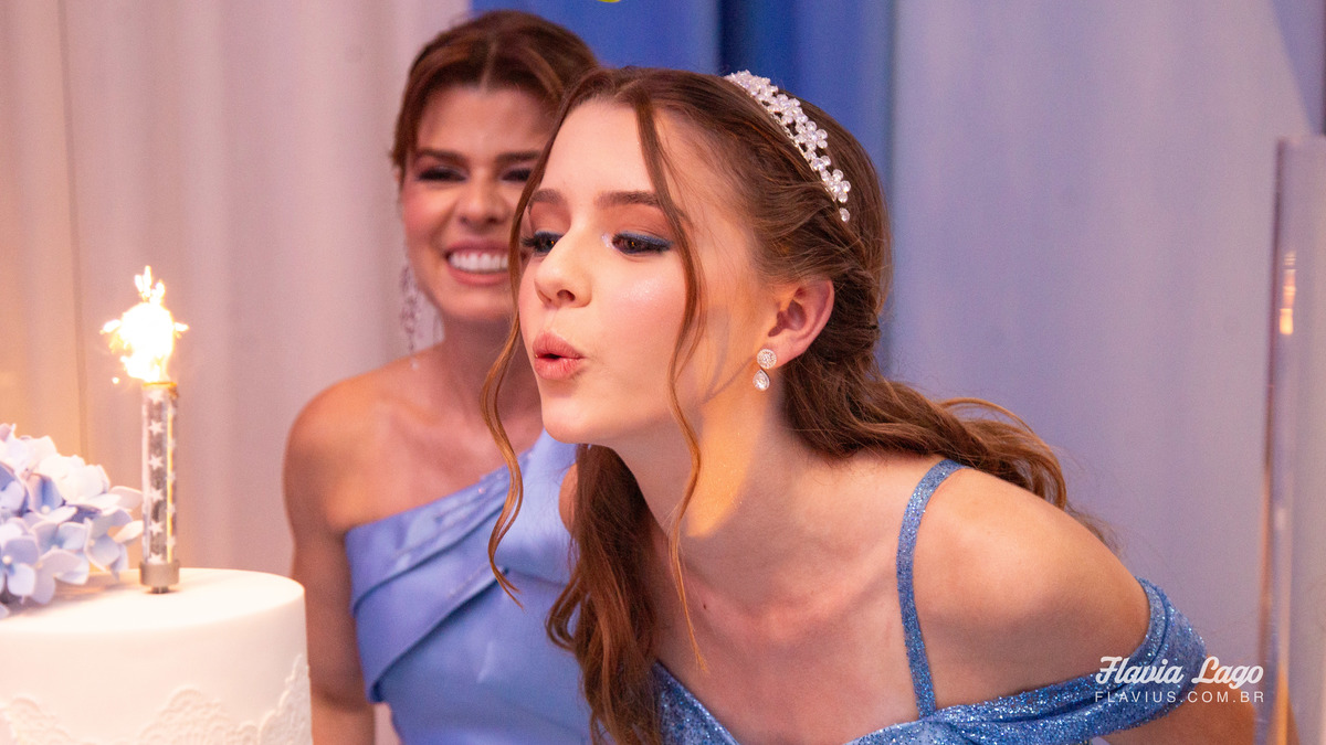 Fotografia de 15 anos no Rio de Janeiro RJ Flavia Lago Flavius XV Festa Spazio Itanhangá homenagens parabéns soprando velas pista fotos de quinze anos