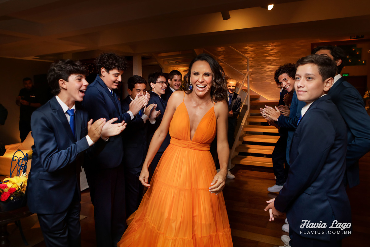 Fotografia de 15 anos no Rio de Janeiro RJ Flavia Lago Flavius XV Festa Spazio Itanhangá amigos aguardando entrada da debutante