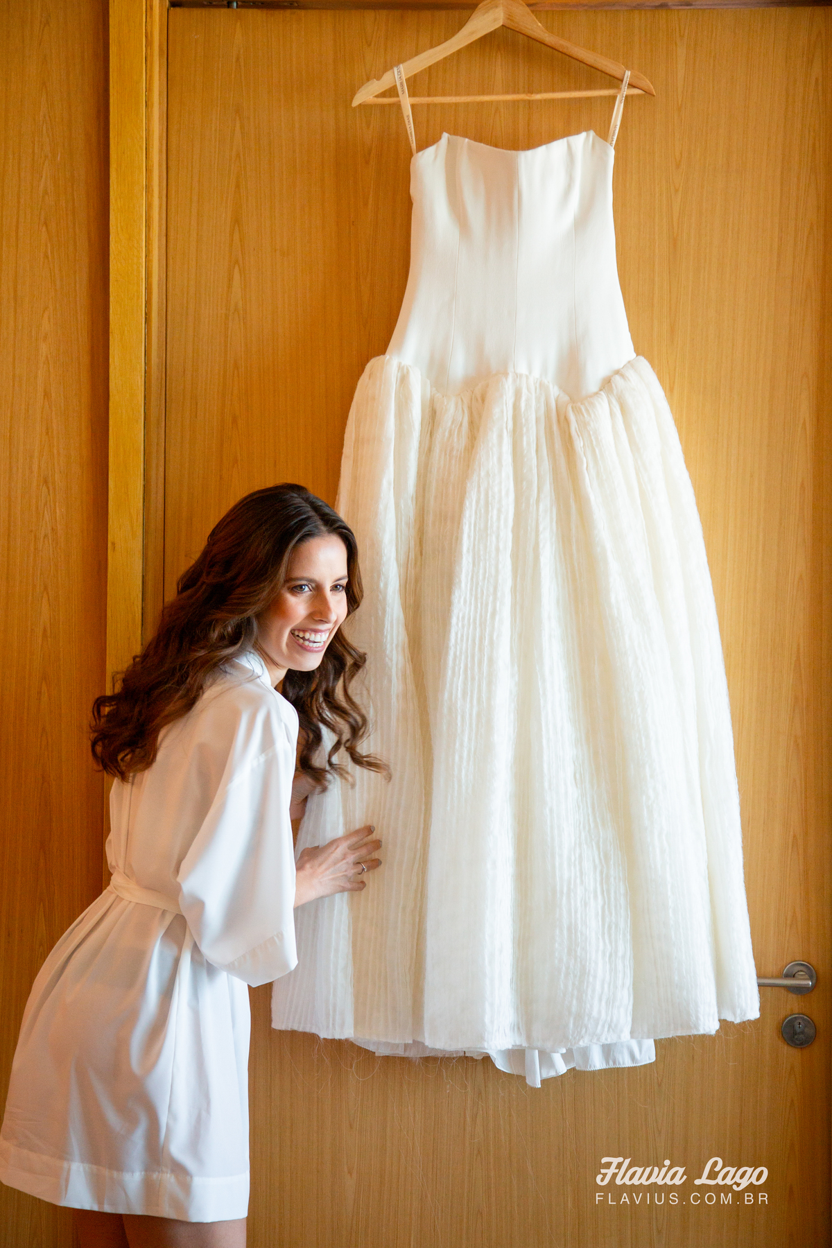 Fotografia de Casamento no Rio de Janeiro RJ Flavia Lago Flavius Making of Grand Hyatt noiva rindo com vestido