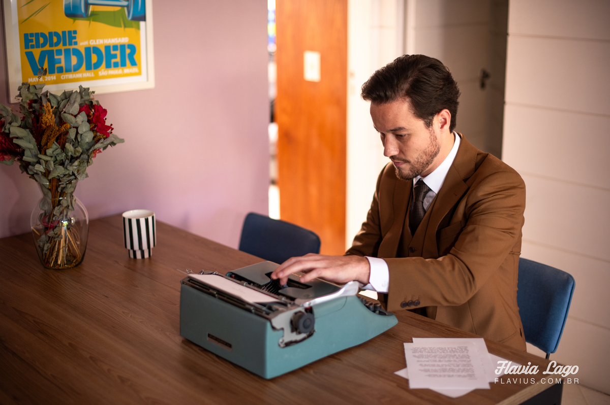 Fotografia de Casamento no Rio de Janeiro RJ Flavia Lago Flavius Making of noivo usando máquina de escrever