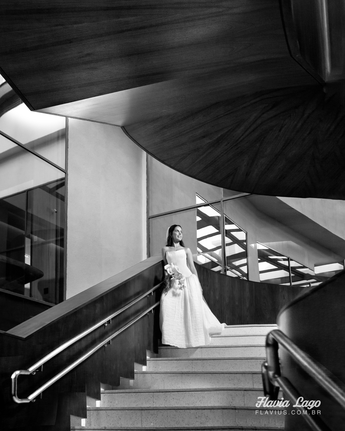 Fotografia de Casamento no Rio de Janeiro RJ Flavia Lago Flavius Making of Grand Hyatt posado noiva na escada