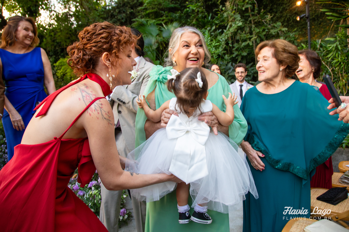 Fotografia de Casamento no Rio de Janeiro RJ Flavia Lago cerimônia de casamento família segurando daminha no colo
