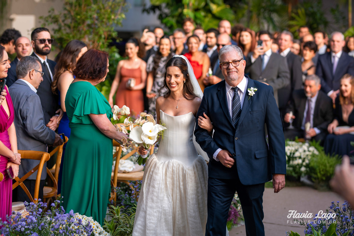 Fotografia de Casamento no Rio de Janeiro RJ Flavia Lago cerimônia de casamento entrada da noiva com pai 