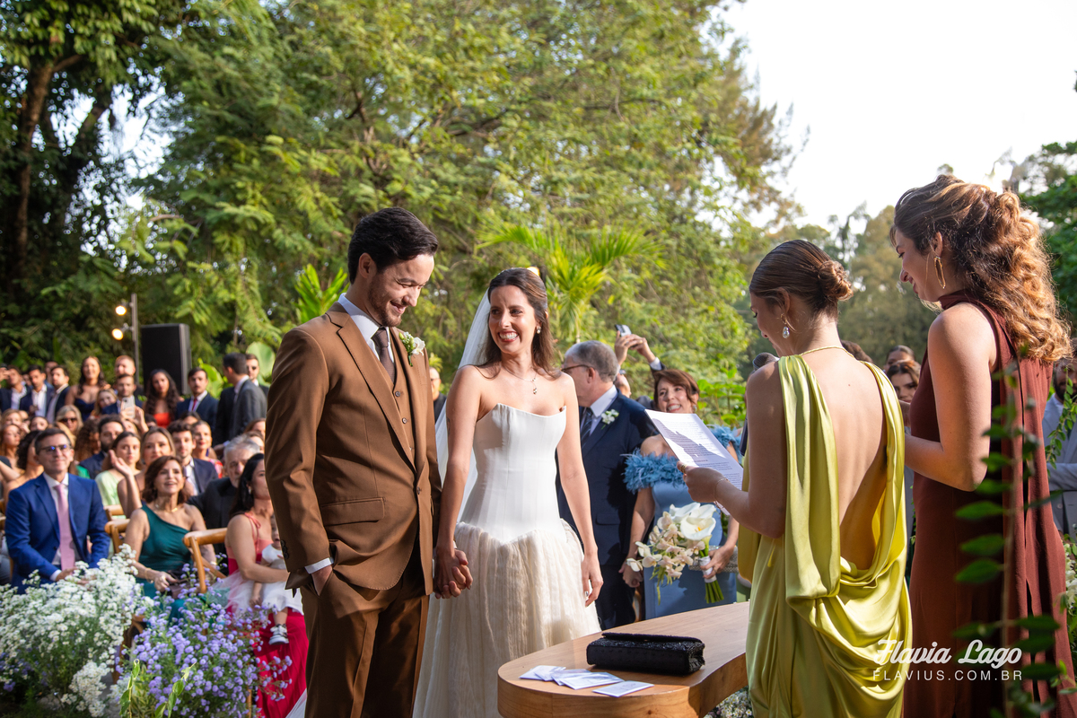 Fotografia de Casamento no Rio de Janeiro RJ Flavia Lago cerimônia de casamento noivos no altar pronunciamento juiza