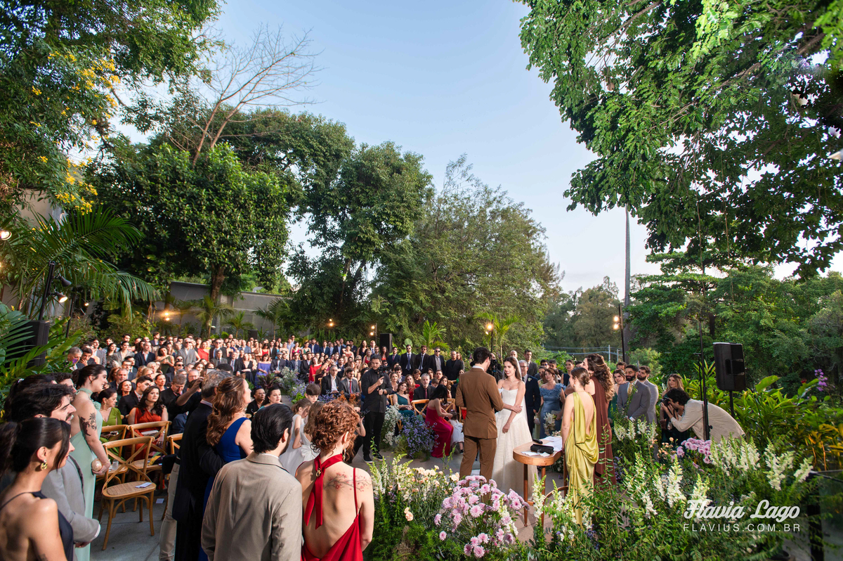 Fotografia de Casamento no Rio de Janeiro RJ Flavia Lago cerimônia de casamento ao ar livre noivos e convidados 
