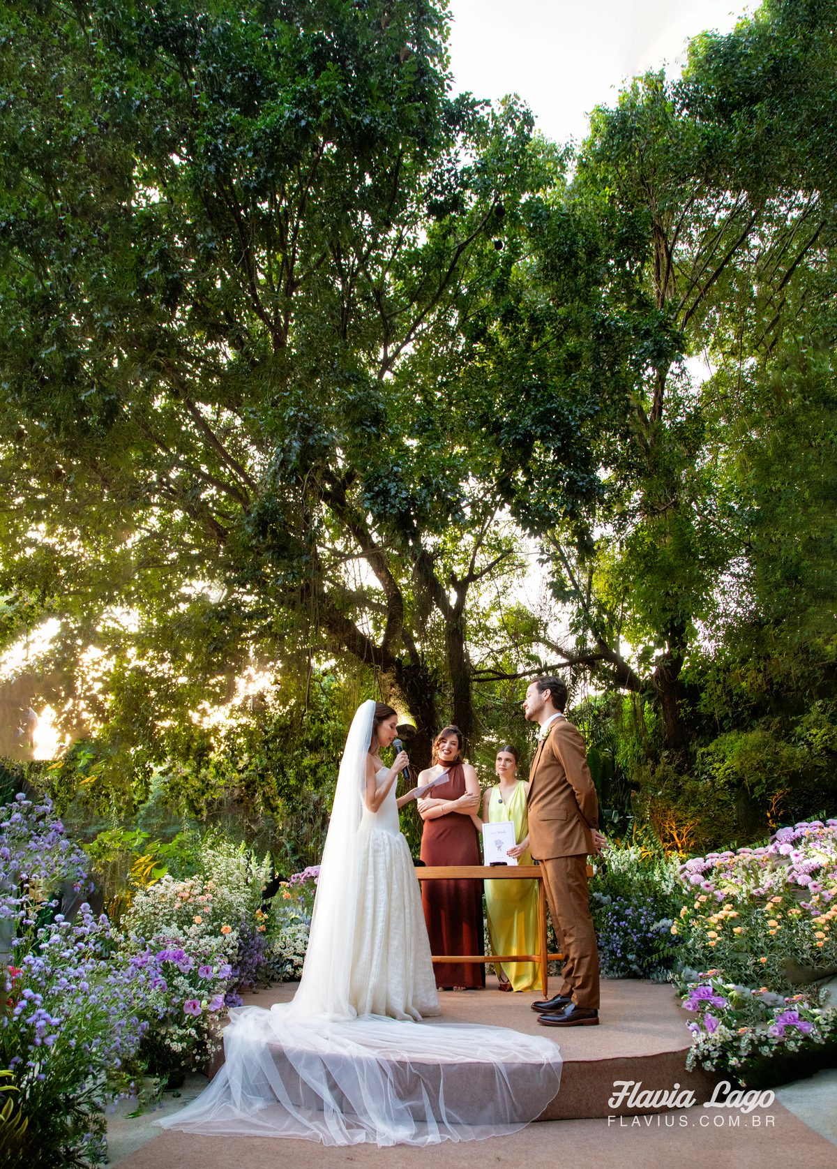 Fotografia de Casamento no Rio de Janeiro RJ Flavia Lago cerimônia de casamento ao ar livre votos noivos