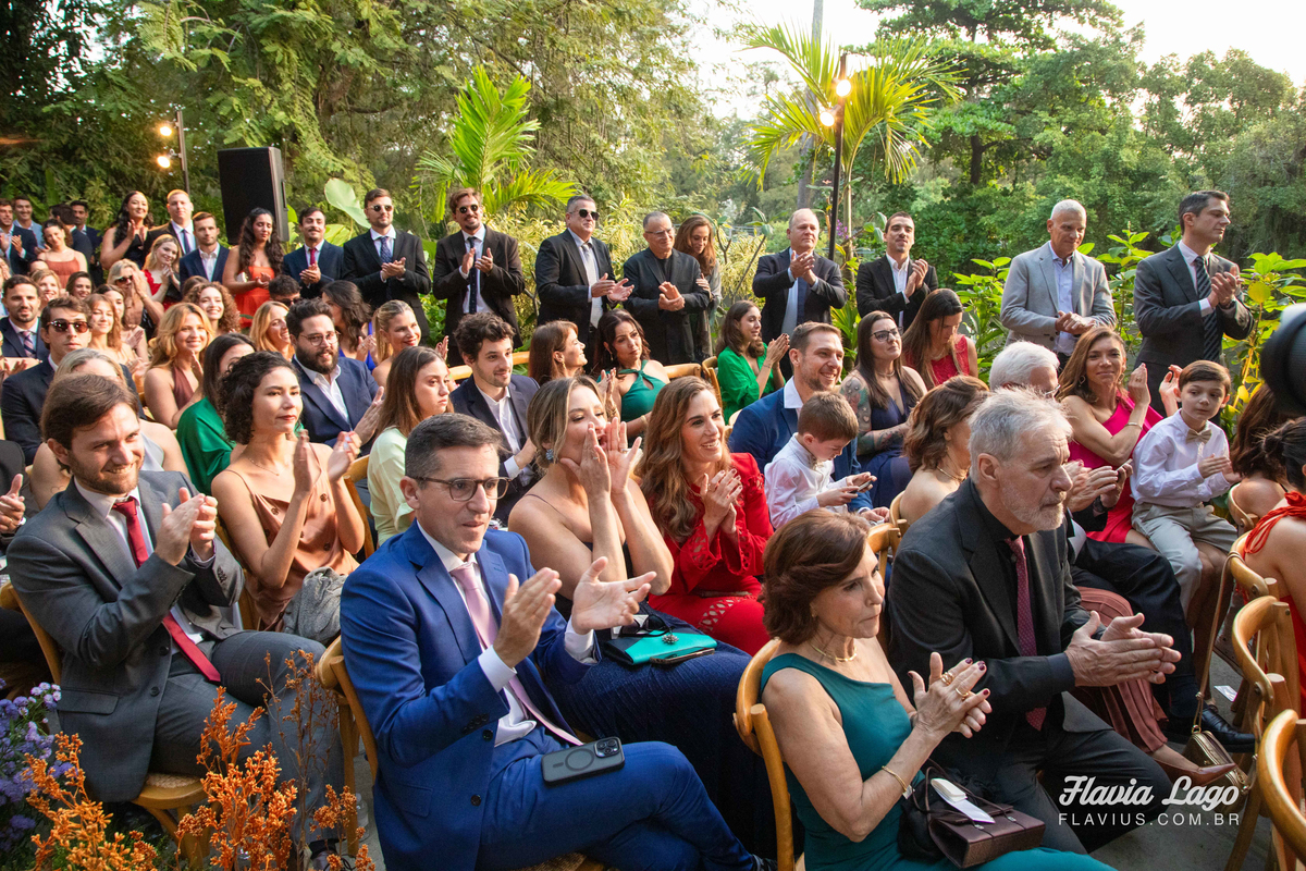 Fotografia de Casamento no Rio de Janeiro RJ Flavia Lago cerimônia de casamento convidados aplaudindo noivos