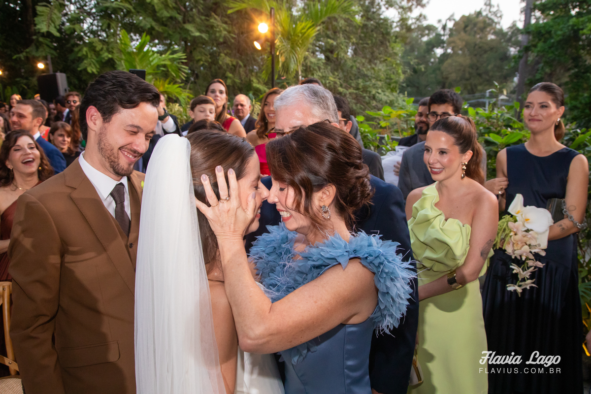 Fotografia de Casamento no Rio de Janeiro RJ Flavia Lago cerimônia de casamento mãe da noiva abençoando