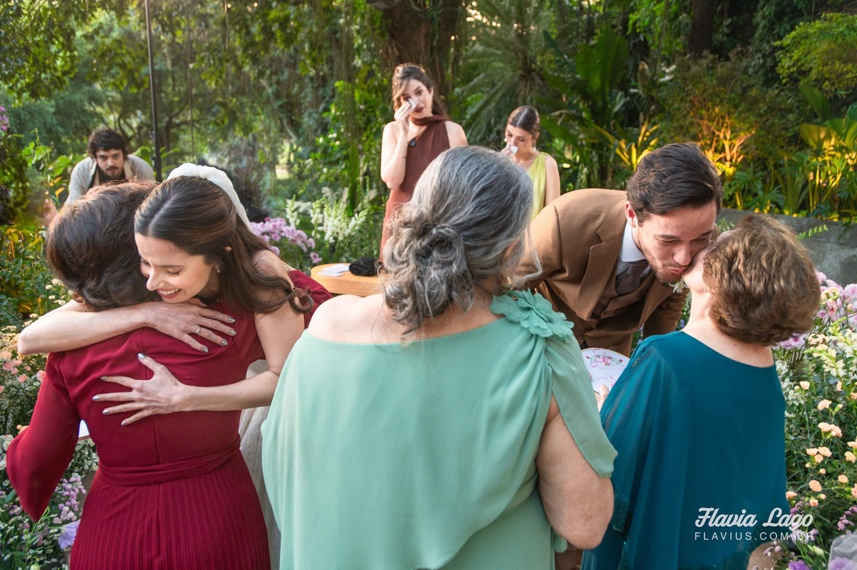 Fotografia de Casamento no Rio de Janeiro RJ Flavia Lago cerimônia de casamento noivos no altar cumprimentando famílias