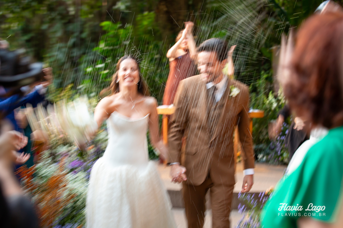 Fotografia de Casamento no Rio de Janeiro RJ Flavia Lago cerimônia de casamento saída dos noivos chuva de arroz