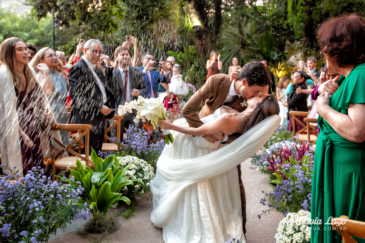 Fotografia de Casamento no Rio de Janeiro RJ Flavia Lago Flavius Noivos se beijando no altar chuva de arroz buquê 
