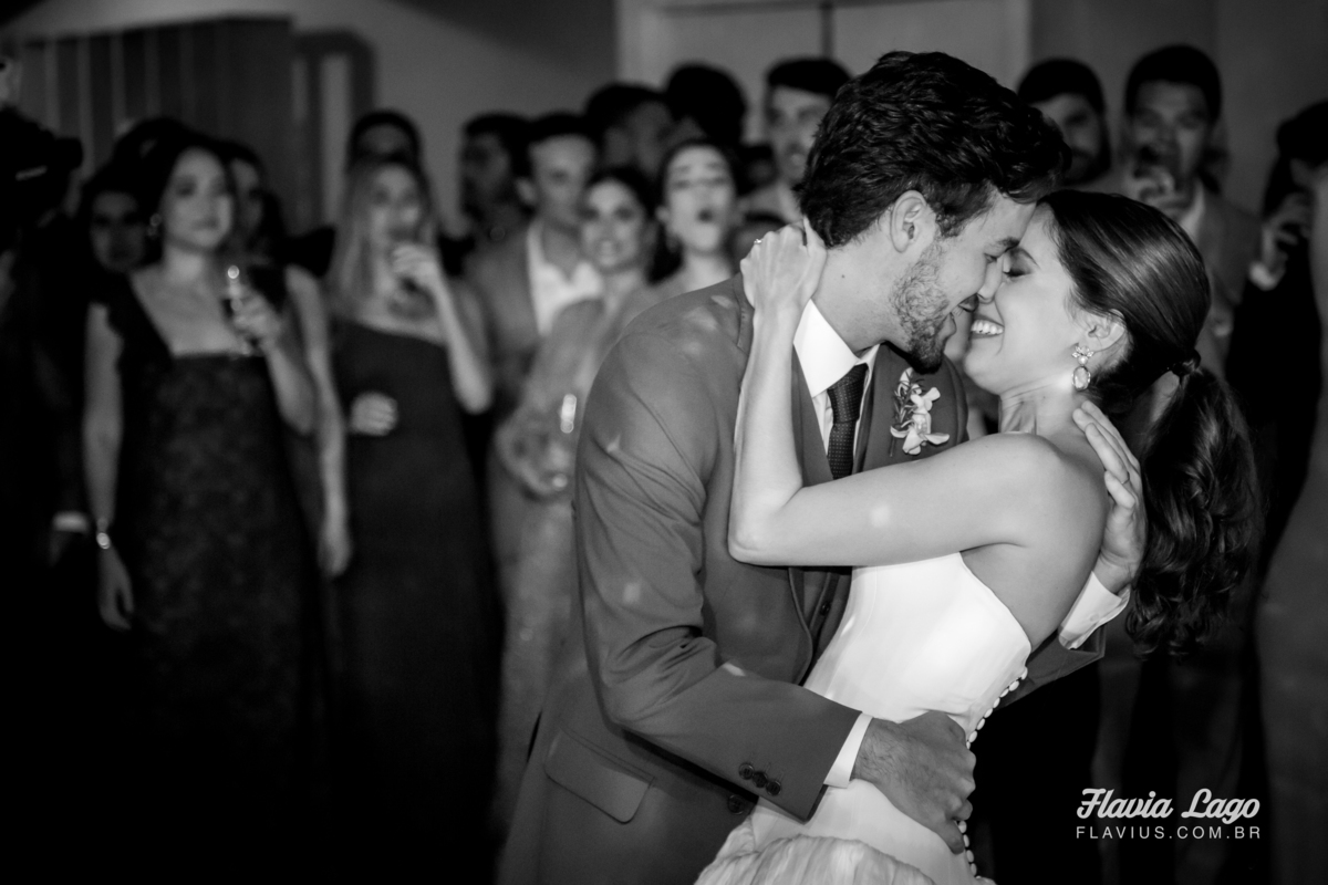 Fotografia de Casamento no Rio de Janeiro RJ Flavia Lago casamento valsa noivos se beijando