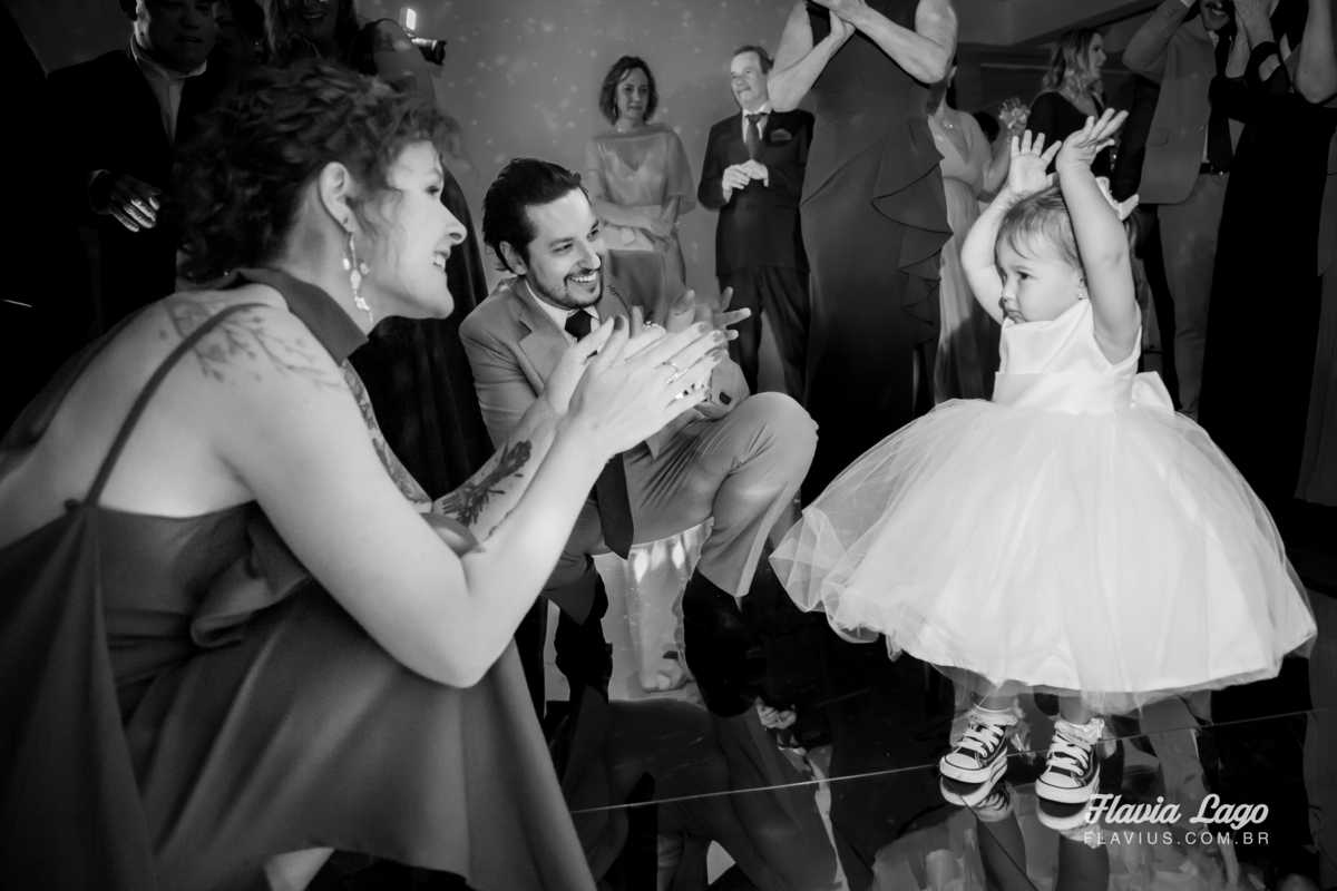 Fotografia de Casamento no Rio de Janeiro RJ Flavia Lago festa convidados descontraído daminha dançando