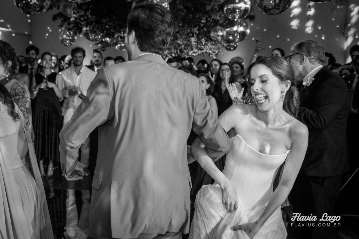Fotografia de Casamento no Rio de Janeiro RJ Flavia Lago festa convidados descontraído noivos na pista de dança