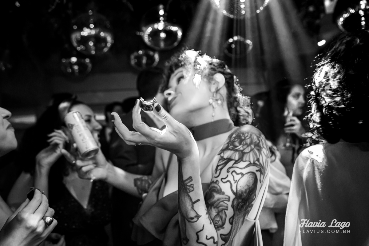 Fotografia de Casamento no Rio de Janeiro RJ Flavia Lago festa convidados descontraído irmã do noivo dançando