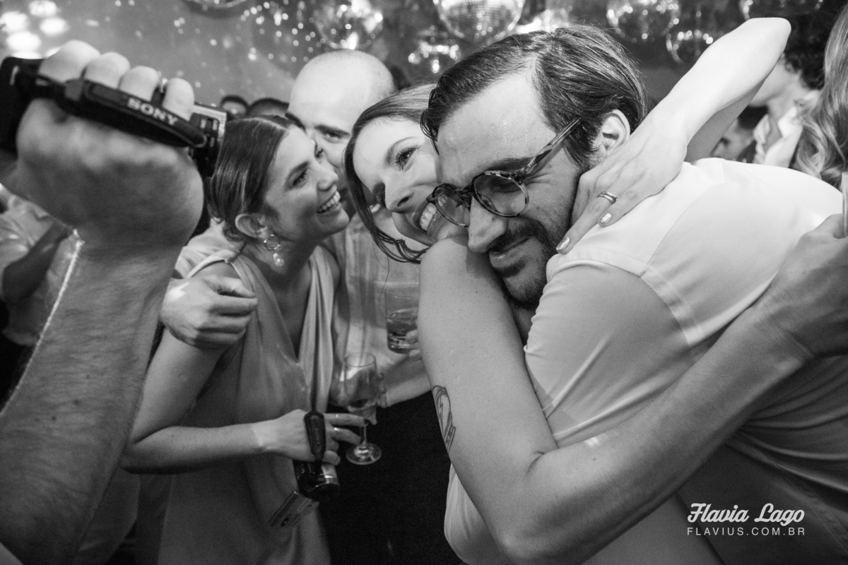 Fotografia de Casamento no Rio de Janeiro RJ Flavia Lago festa convidados descontraído se abraçando