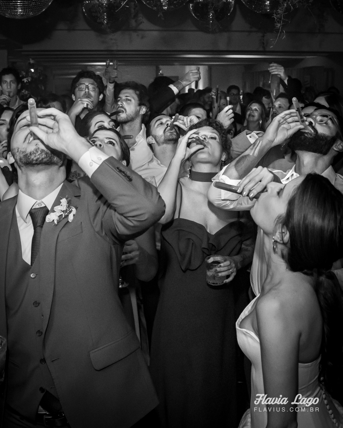 Fotografia de Casamento no Rio de Janeiro RJ Flavia Lago festa convidados descontraído dose tequila