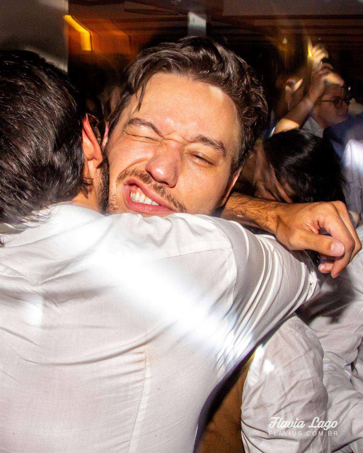 Fotografia de Casamento no Rio de Janeiro RJ Flavia Lago festa convidados descontraído noivo abraçando amigo