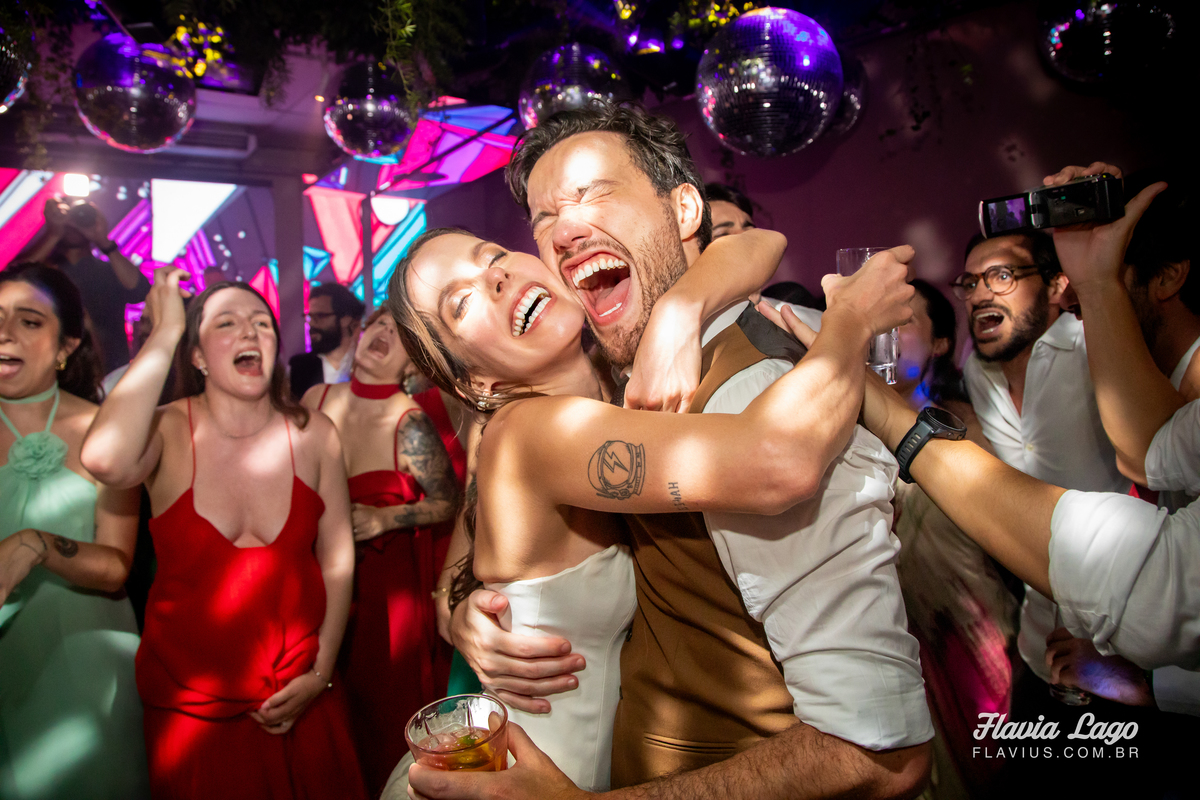 Fotografia de Casamento no Rio de Janeiro RJ Flavia Lago festa convidados descontraído noivos se abraçando na pista de dança